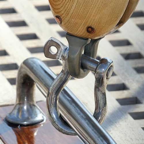 stainless steel shackle in a harsh environment