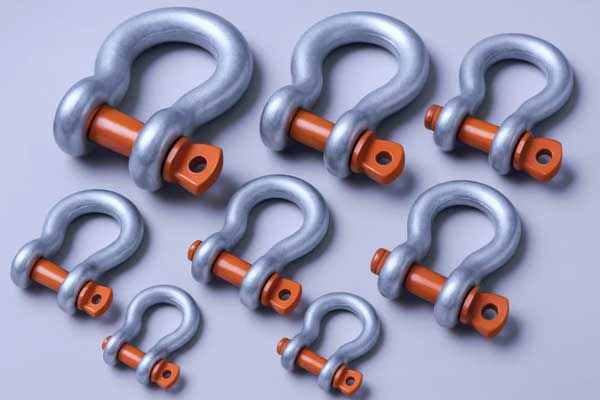 A variety of high-quality steel shackles from a Chinese factory